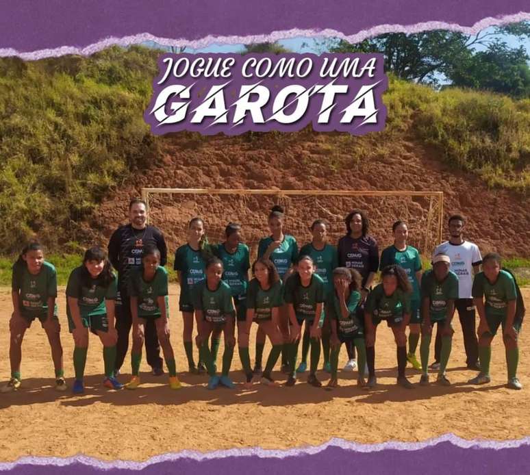 Equipe feminina representa crianças e adolescentes no futebol.